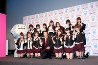 NTTぷらら代表取締役社長・板東浩二（写真中央）を囲んでのフォトセッション。