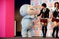 ステージからの去り際にひかりカエサルと握手をする宮澤佐江（写真中央）。