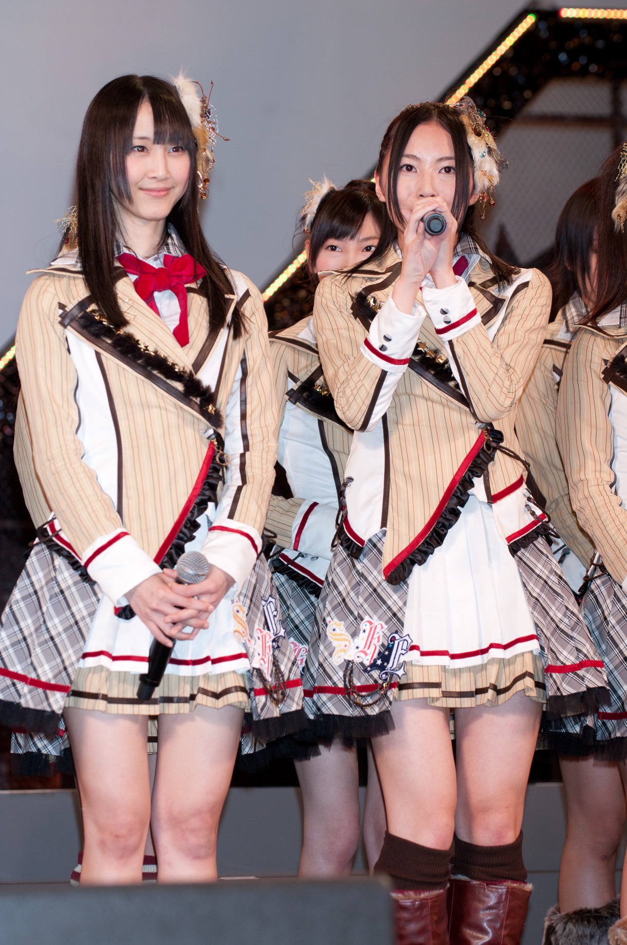 初のコンサートツアーへの意気込みを語る松井珠理奈（写真右）と松井玲奈（左）。