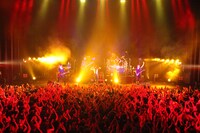 これまでMERRYのライブでは学習机がステージ中央に設置されていたが、この日は重厚な革張りのイスが置かれ普段とは異なる雰囲気に。