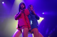 新曲「TWO ROSES」を初披露するキネクトの2人。 (C)SKE48