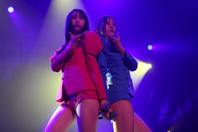 新曲「TWO ROSES」を初披露するキネクトの2人。 (C)SKE48