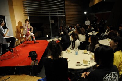 会場にはTETSUYAのトレードマークであるバナナをあしらった特大のバースデーケーキが登場。TETSUYAによるケーキカットの後、参加者にふるまわれた。