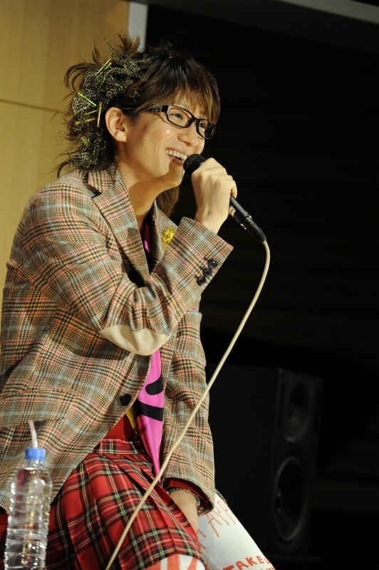 自身の誕生日を祝うために集まったファンと笑顔で交流するTETSUYA。