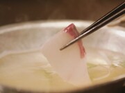 CMに登場するブリしゃぶのカット。なお、11月1日からは黒ラベル購入者を対象に、ブリしゃぶセットが当たるキャンペーン企画もスタートする。