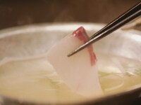 CMに登場するブリしゃぶのカット。なお、11月1日からは黒ラベル購入者を対象に、ブリしゃぶセットが当たるキャンペーン企画もスタートする。