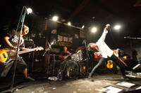 パワフルなステージングで会場を圧倒する怒髪天。