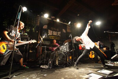 パワフルなステージングで会場を圧倒する怒髪天。