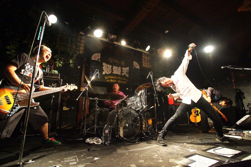 パワフルなステージングで会場を圧倒する怒髪天。