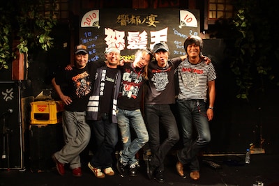 怒髪天メンバー＋カトウタロウで記念撮影。