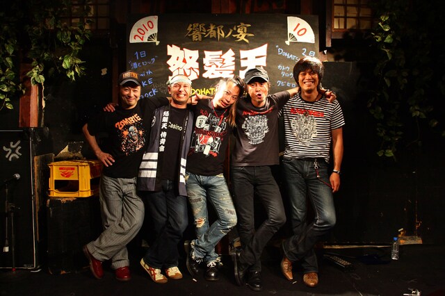 怒髪天メンバー＋カトウタロウで記念撮影。