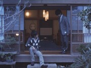 縁側で妻夫木を待ち受けるスガシカオ。