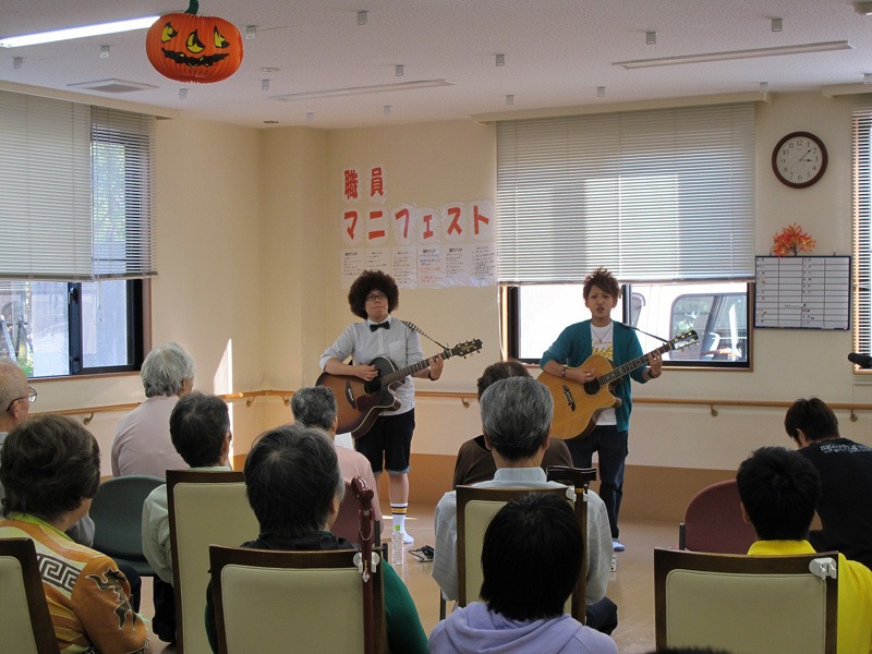 出張ライブの様子。