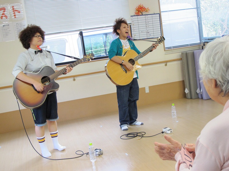 介護施設でライブを行うひいらぎ。