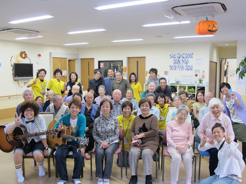 施設利用者、スタッフとの記念撮影。