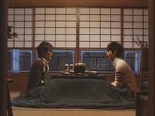 コタツで語り合うスガシカオ（写真左）と妻夫木聡（写真右）。