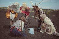 「ラフ」ビデオクリップのワンシーン。