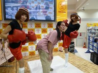 写真はタワーレコード新宿店の様子。応援に駆けつけた掟ポルシェ（写真中央）も、レナ（左）＆リサ（右）が放ったムエタイ仕込みのキックで心を折られ、頭の中が真っ白に。当日の記憶が残っているのか気になるところ。