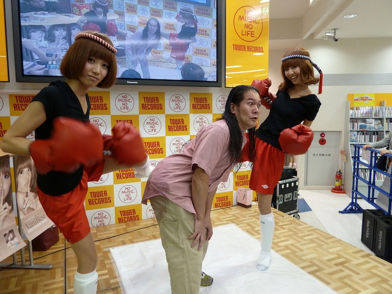 写真はタワーレコード新宿店の様子。応援に駆けつけた掟ポルシェ（写真中央）も、レナ（左）＆リサ（右）が放ったムエタイ仕込みのキックで心を折られ、頭の中が真っ白に。当日の記憶が残っているのか気になるところ。