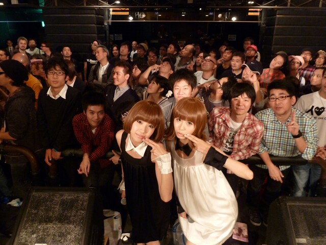 集まったファンと一緒に記念撮影。