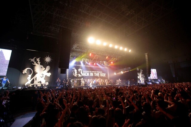 年末恒例の「JACK IN THE BOX 2010」は12月27日に日本武道館で開催。チケットは11月13日より発売開始（写真は「JACK IN THE BOX 2010 SUMMER」の模様）。