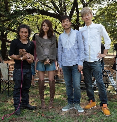 ビデオクリップには木下優樹菜の愛犬・マハロ（オス/写真左中）も出演。演技派な一面を披露し、飼い主を驚かせていた。