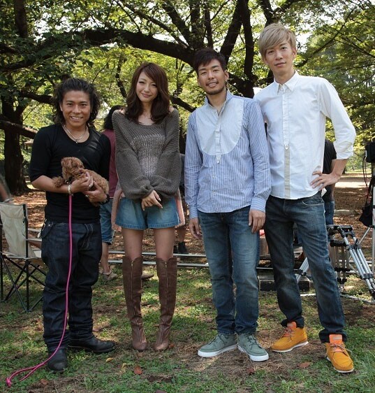 ビデオクリップには木下優樹菜の愛犬・マハロ（オス/写真左中）も出演。演技派な一面を披露し、飼い主を驚かせていた。