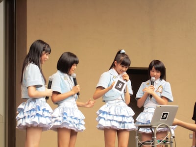 シングル「同じ時給で働く友達の美人ママ」発売記念イベントで「未来PV」に挑戦するスマイレージ。