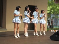 写真はシングル「同じ時給で働く友達の美人ママ」発売記念イベントの様子。