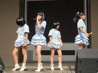 写真はシングル「同じ時給で働く友達の美人ママ」発売記念イベントの様子。