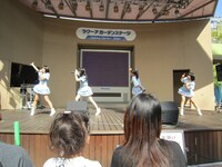 写真はシングル「同じ時給で働く友達の美人ママ」発売記念イベントの様子。