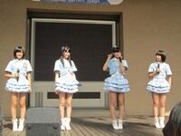 写真はシングル「同じ時給で働く友達の美人ママ」発売記念イベントの様子。