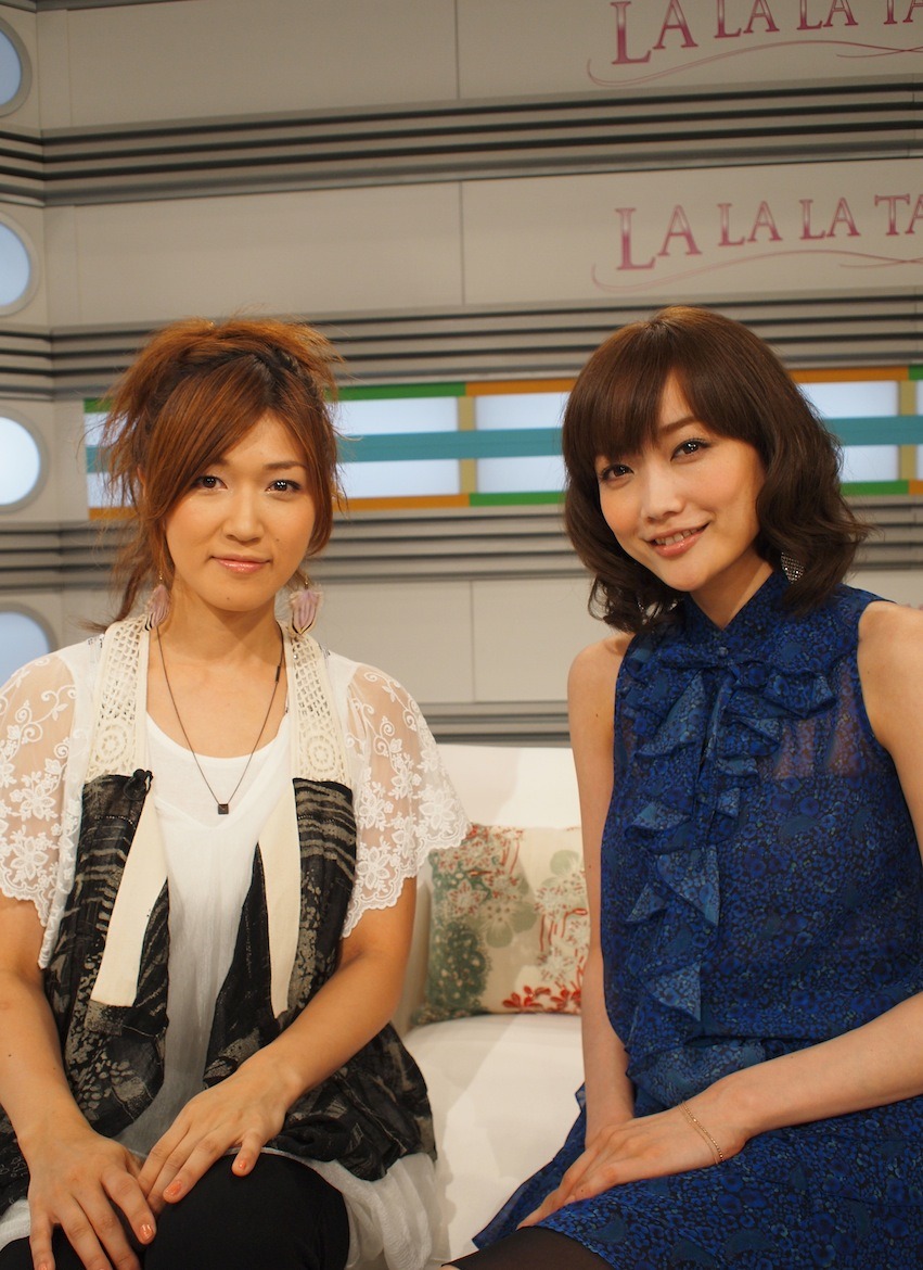 映画のテーマソングおよび挿入歌を担当するBONNIE PINK（写真左）と主演の佐藤江梨子（右）。