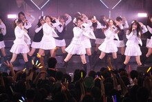 「コスモスの記憶」を初披露する白組。(C)SKE48