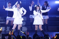 「コスモスの記憶」を初披露する白組。(C)SKE48