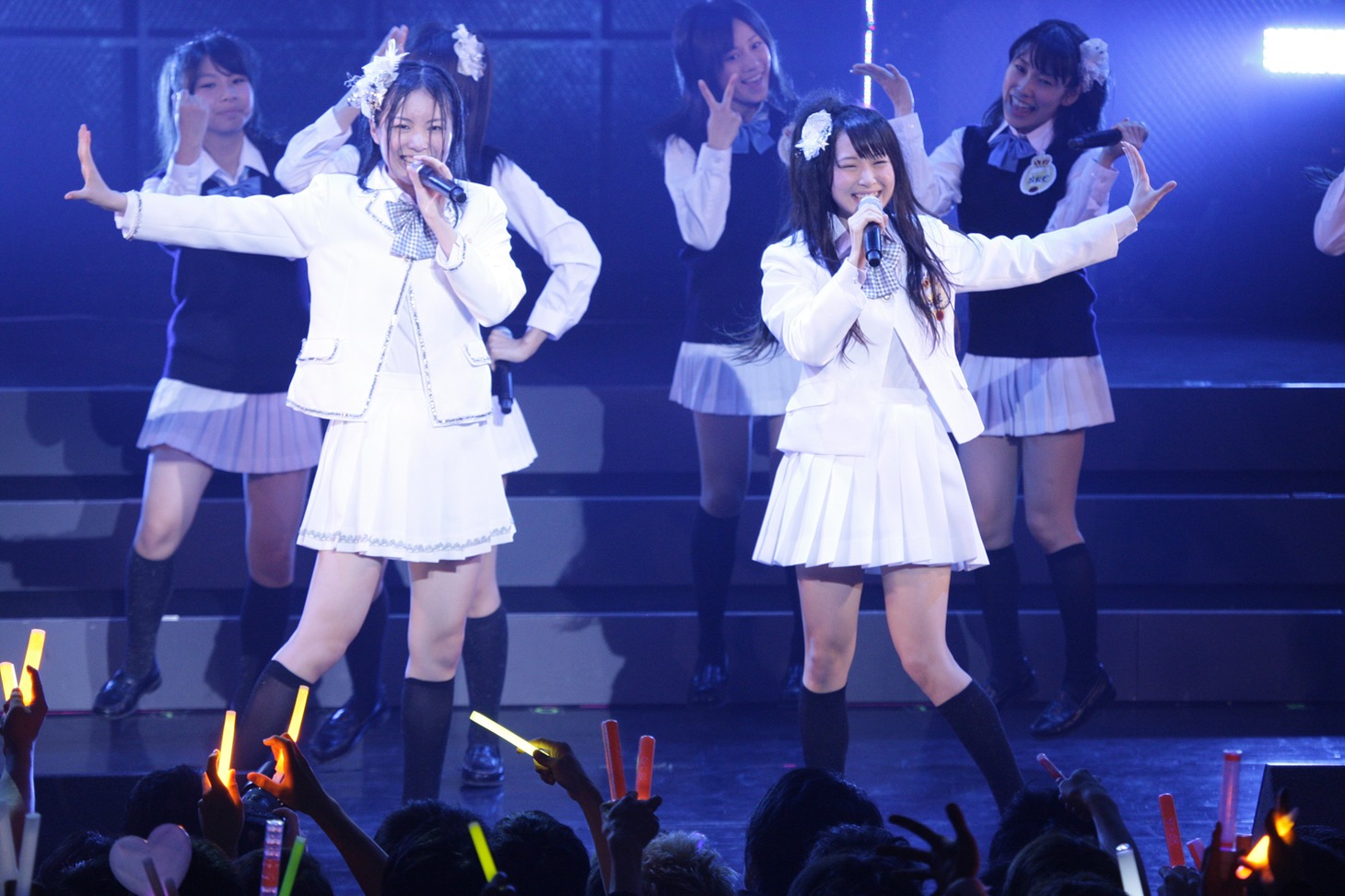 「コスモスの記憶」を初披露する白組。(C)SKE48
