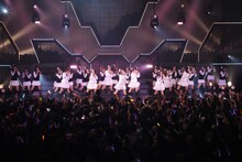 「コスモスの記憶」を初披露する白組。(C)SKE48