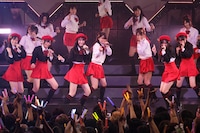 「青春は恥ずかしい」を初披露する紅組。(C)SKE48