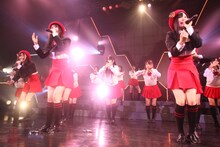 「青春は恥ずかしい」を初披露する紅組。(C)SKE48