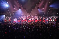 「青春は恥ずかしい」を初披露する紅組。(C)SKE48