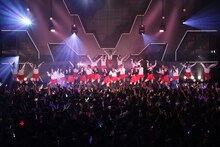 「青春は恥ずかしい」を初披露する紅組。(C)SKE48