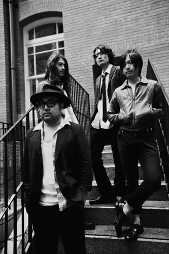 松本素生(写真左端)