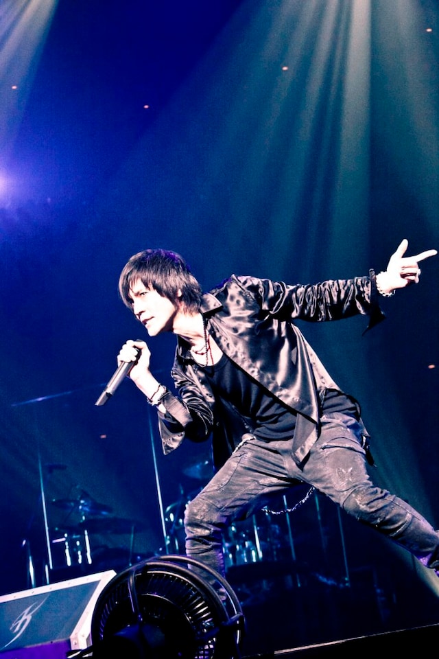 写真は全国ツアー「KYOSUKE HIMURO TOUR 2010-11 BORDERLESS "50×50 ROCK'N'ROLL SUICIDE"」の模様。