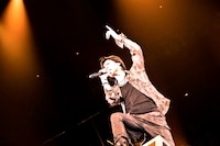 写真は全国ツアー「KYOSUKE HIMURO TOUR 2010-11 BORDERLESS "50×50 ROCK'N'ROLL SUICIDE"」の模様。