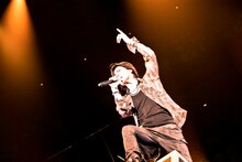 写真は全国ツアー「KYOSUKE HIMURO TOUR 2010-11 BORDERLESS "50×50 ROCK'N'ROLL SUICIDE"」の模様。