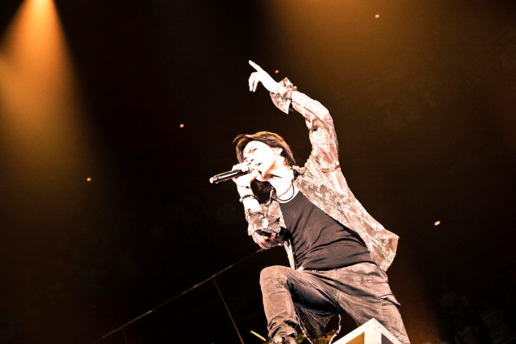 写真は全国ツアー「KYOSUKE HIMURO TOUR 2010-11 BORDERLESS "50×50 ROCK'N'ROLL SUICIDE"」の模様。