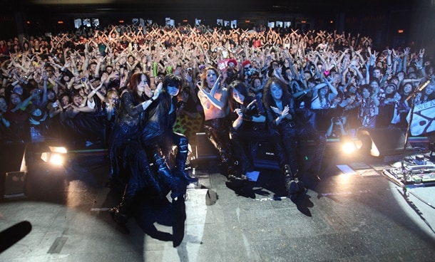 YOSHIKIはシカゴ公演でフロアに2回ダイブ。