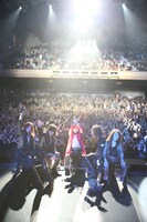 オーディエンスと記念撮影を行うX JAPANのメンバー。