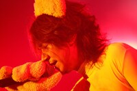 ラグべべちゃんに扮し、熱い歌声を響かせたKen（撮影：三吉ツカサ）。