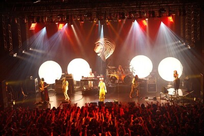 アンコールではオリジナル缶バッジが当たる抽選会が行われ、会場は大盛り上がり。また今回のツアーでは、会場内でラグべべちゃんの等身大パネルの展示や、ご当地メールフレームがダウンロードできるQRコード付きポスターが掲出される（撮影：三吉ツカサ）。